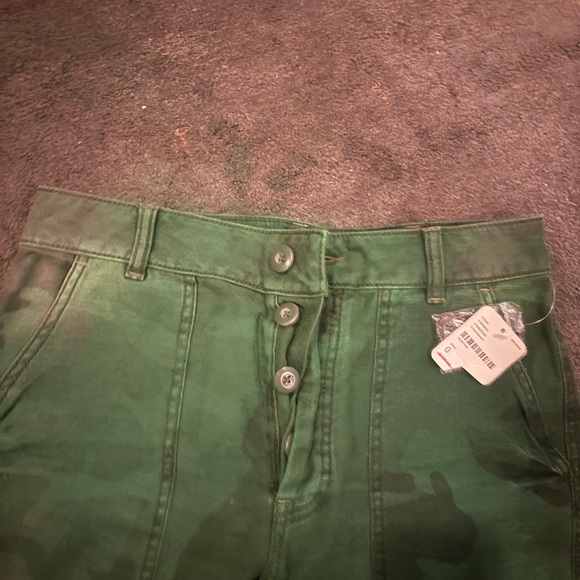 Free People Olive Camo Cargo Cropped Pants size 0 NWT - Picture 2 of 4